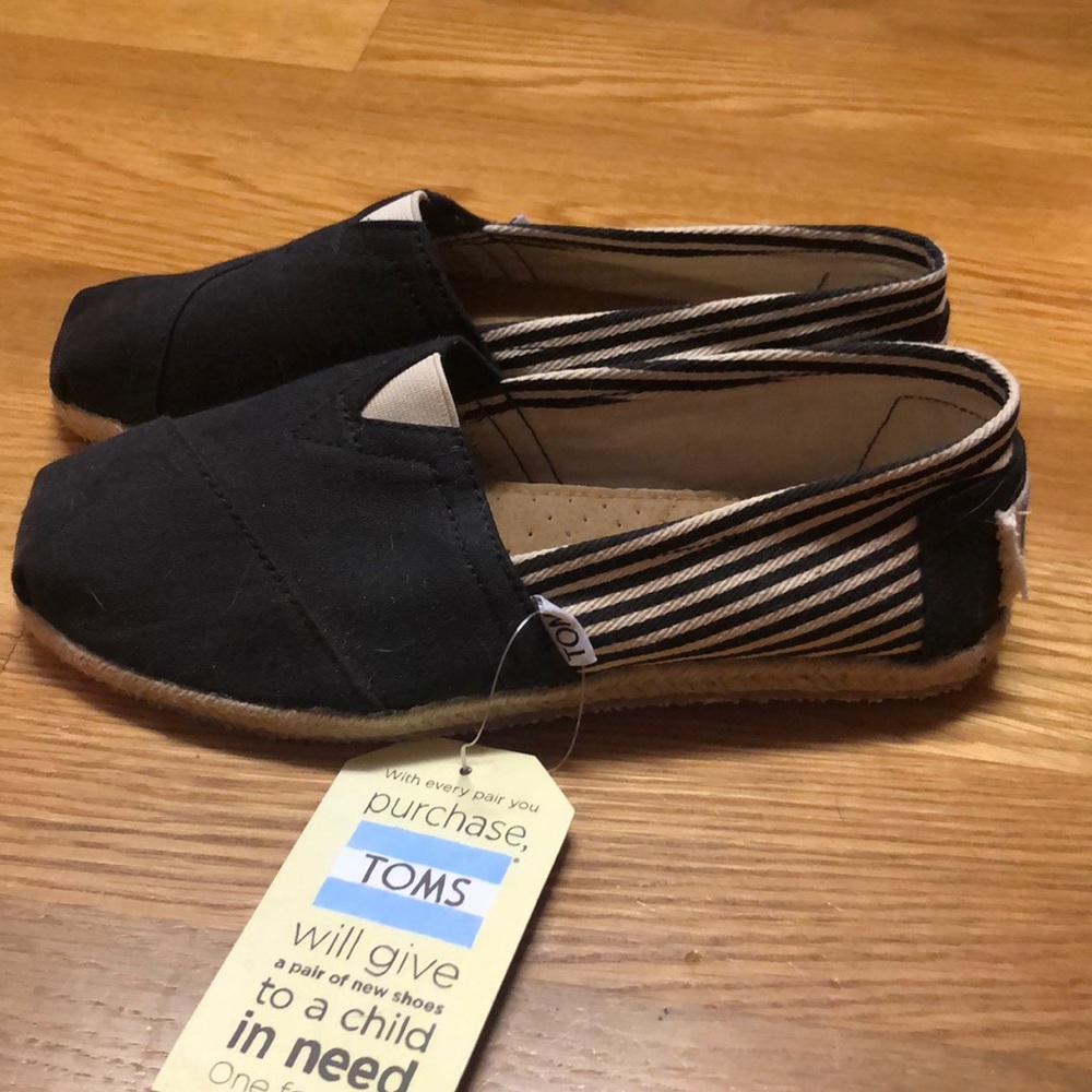 Women’s black and white striped toms